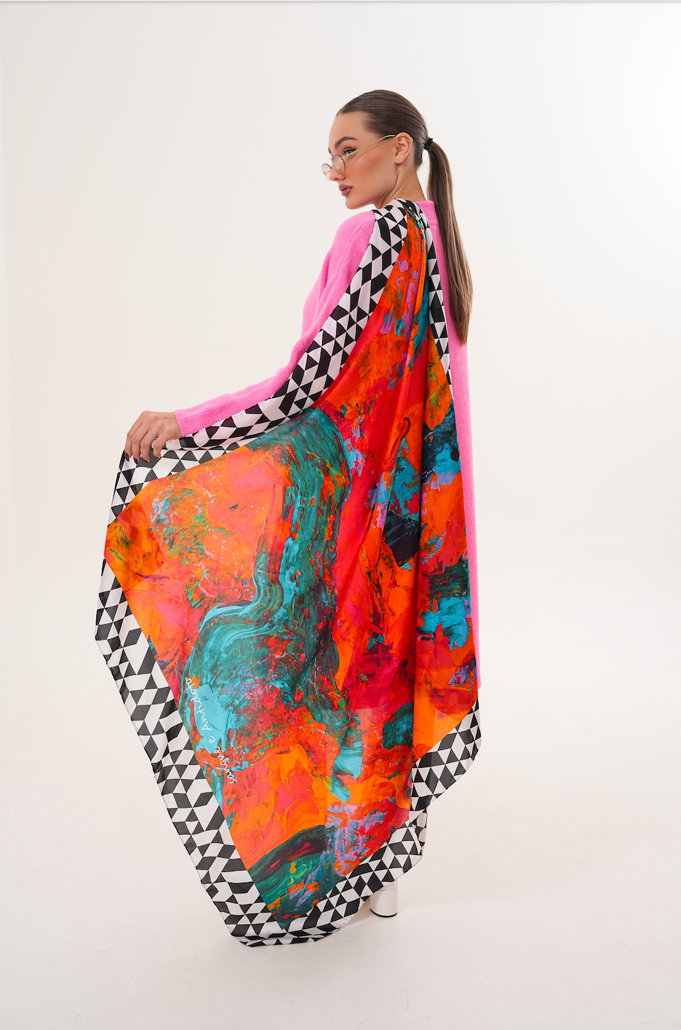 Sangue e Antidoto – Sanatsal Desenli Büyük Boy İpek Fular (123x123 cm)