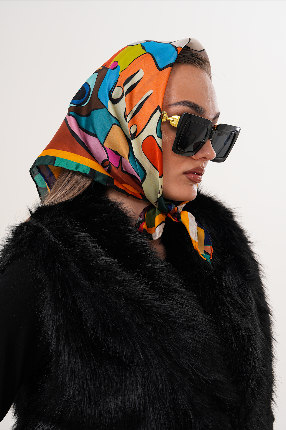 Gli Occhi e Le Donne – Soyut Portre ve Göz Desenli Fular (68x68 cm)