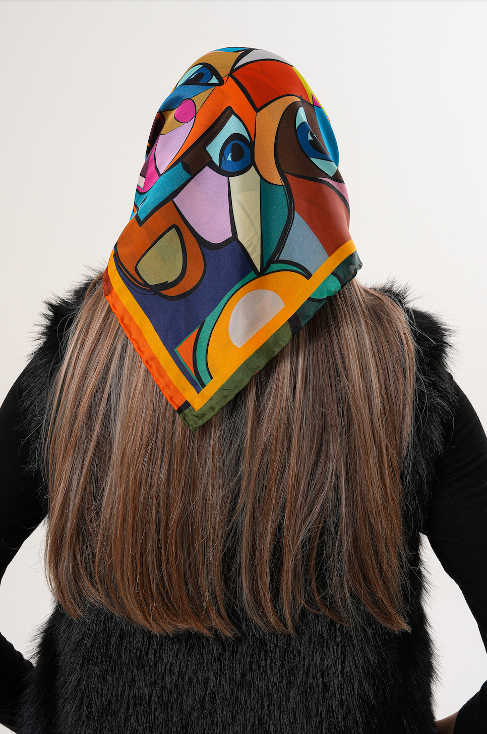 Gli Occhi e Le Donne – Soyut Portre ve Göz Desenli Fular (68x68 cm)