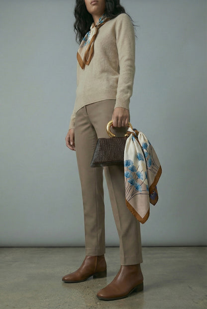 Flora 68x68- sanatsal çiçek desenli fular