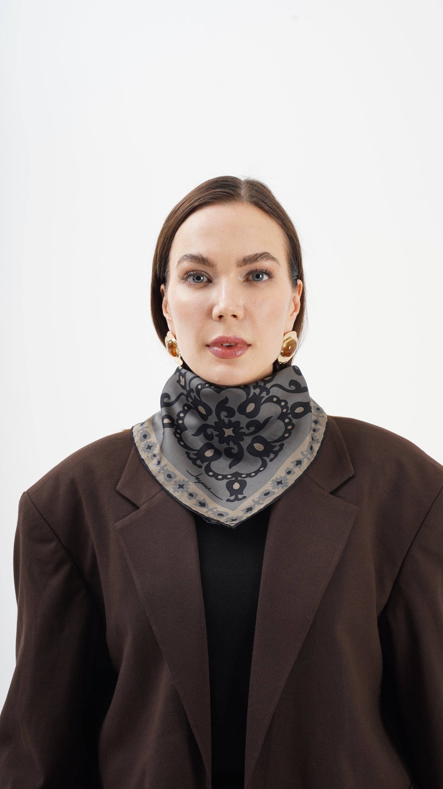 Rose nere 68x68 Etnik desenli orta boy fular