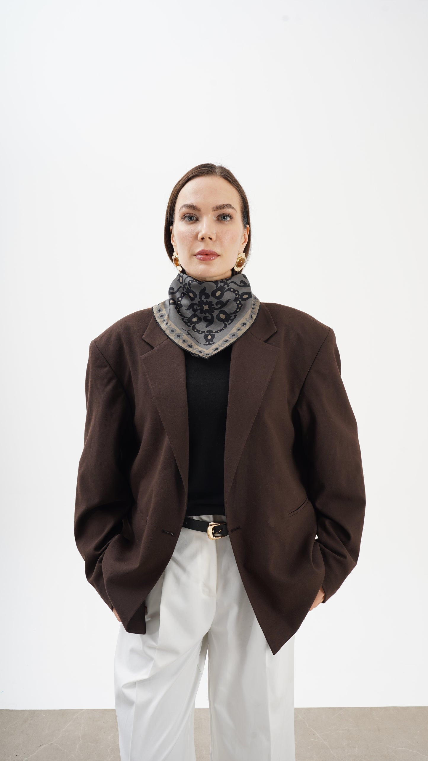 Rose nere 68x68 Etnik desenli orta boy fular