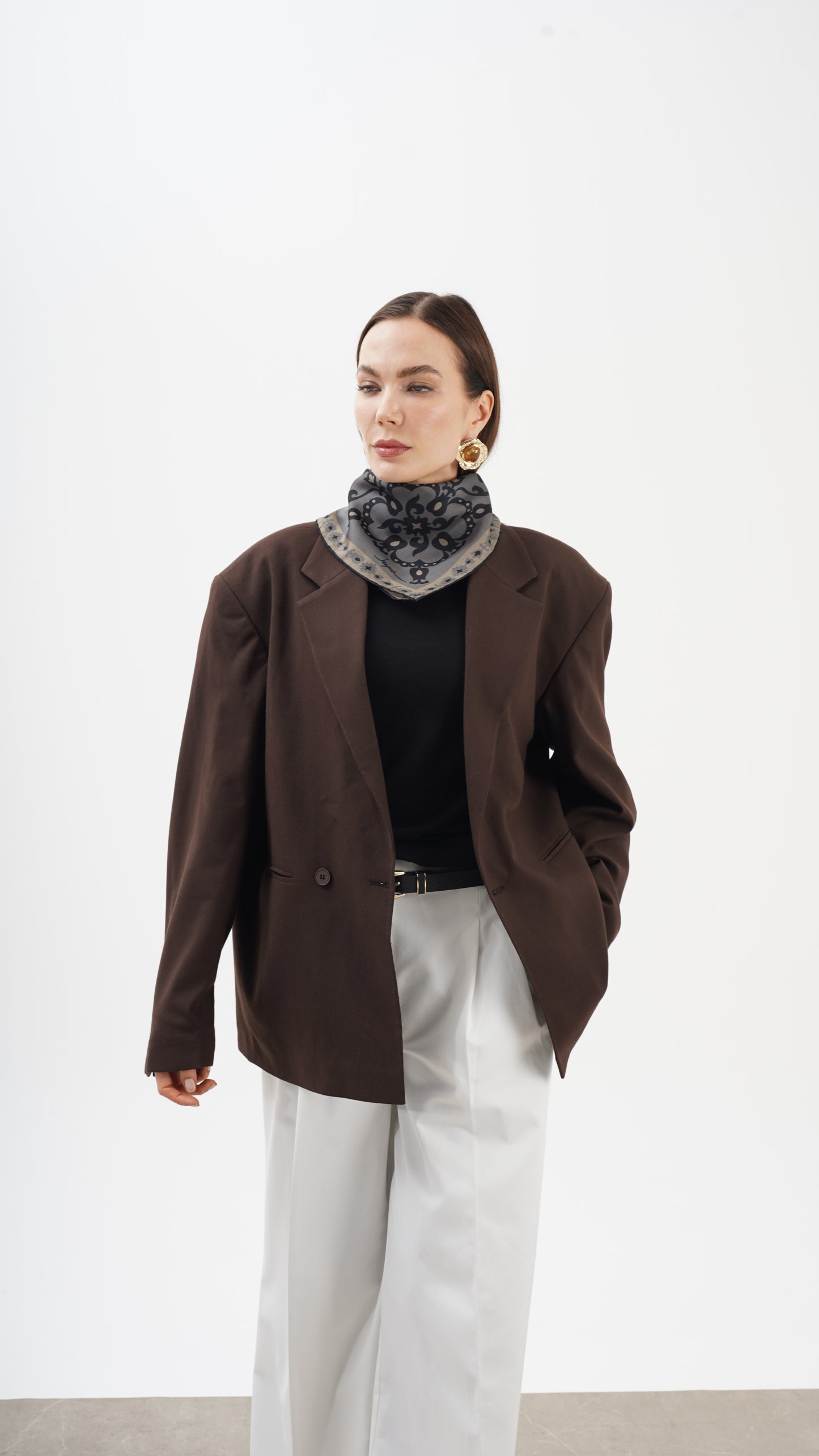 Rose nere 68x68 Etnik desenli orta boy fular