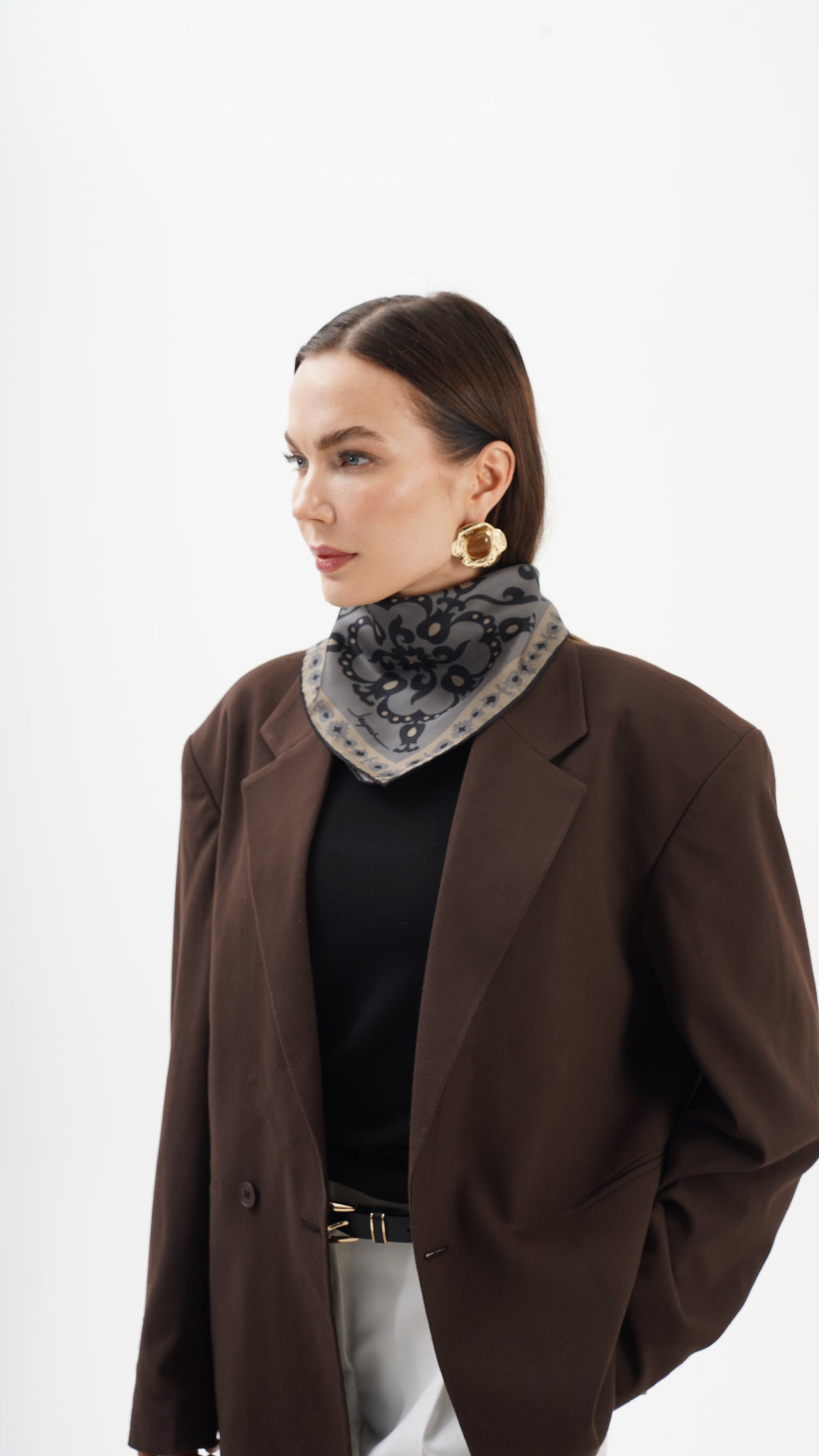 Rose nere 68x68 Etnik desenli orta boy fular