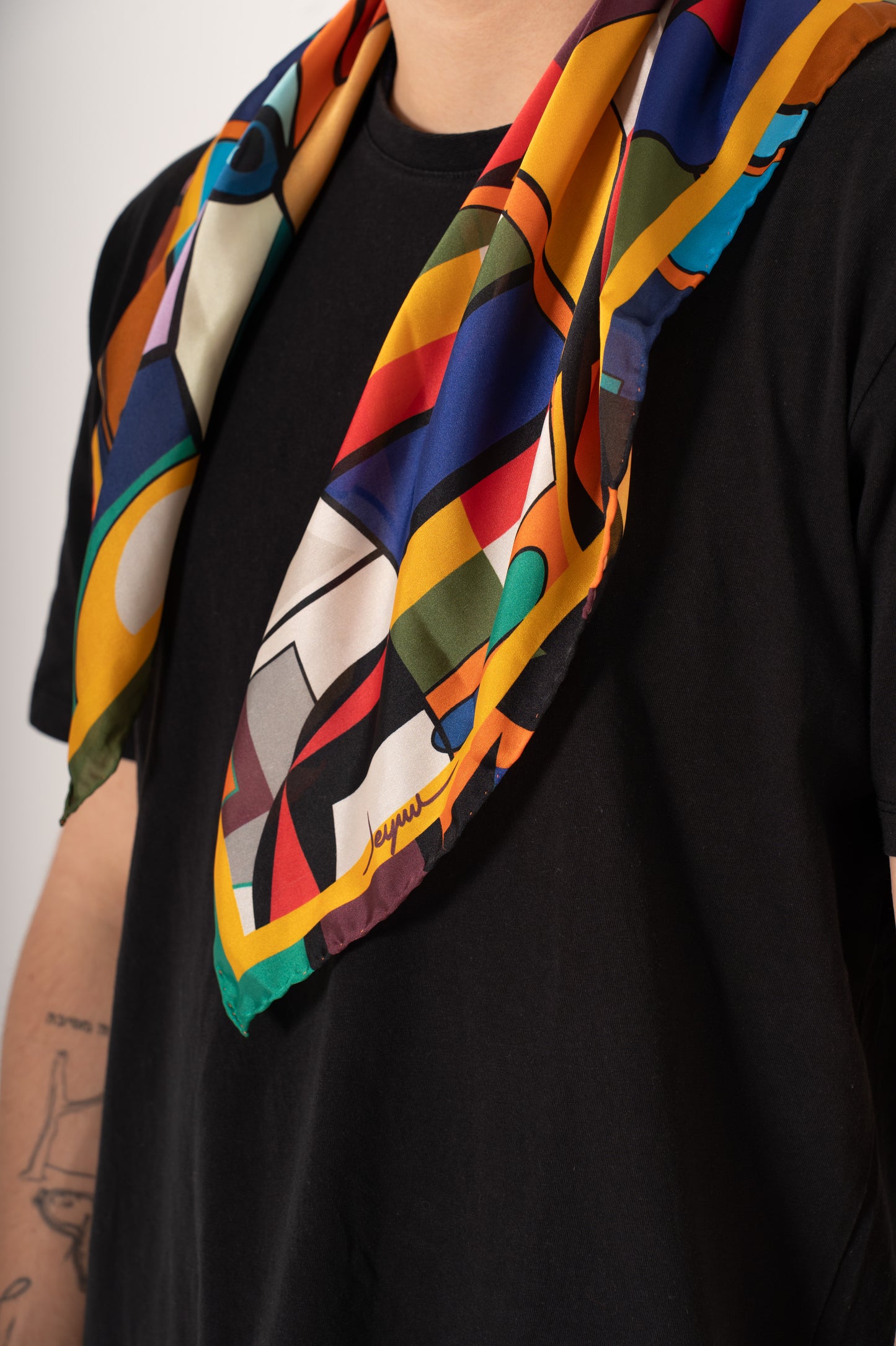 Gli Occhi e Le Donne – Soyut Portre ve Göz Desenli Fular (68x68 cm)