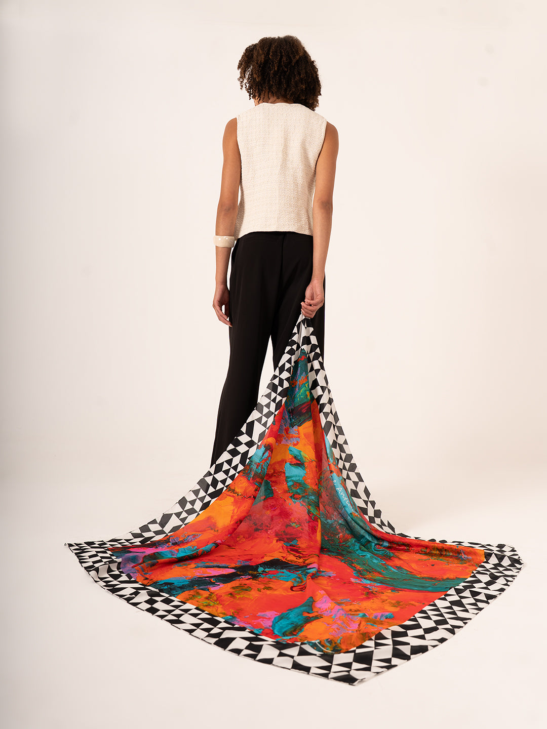 Sangue e Antidoto – Sanatsal Desenli Büyük Boy İpek Fular (123x123 cm)