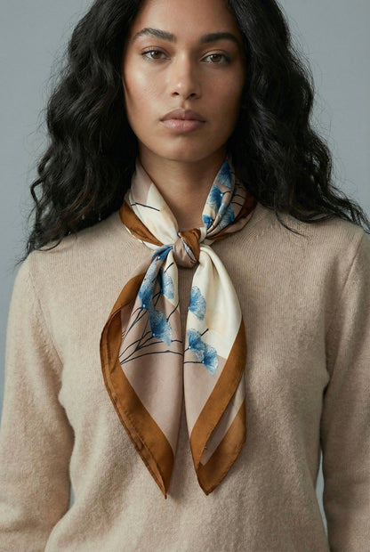 Flora 68x68- sanatsal çiçek desenli fular