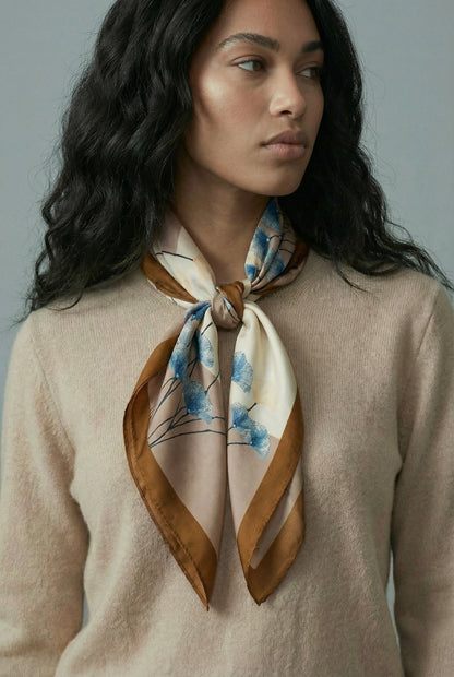 Flora 68x68- sanatsal çiçek desenli fular