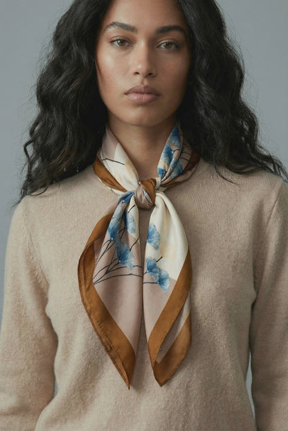 Flora 68x68- sanatsal çiçek desenli fular